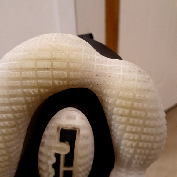 Lebron 19 - Picture 5 of 7